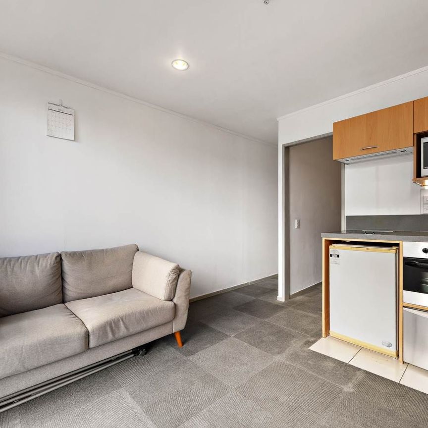 Sunny 2-Bedroom City Apartment - Photo 1