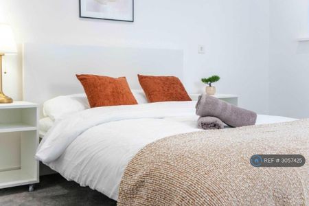 4 bedroom flat to rent - Photo 4