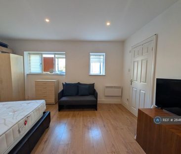 Studio to rent - Photo 3