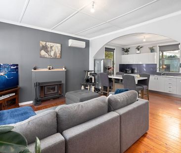 Modern and Vibrant 3 Bedroom Home - Photo 1