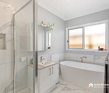 Ultra Modern- 4 Bed Family Home - Photo 3