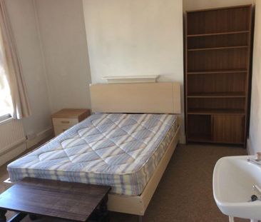 4 bedroom semi-detached house to rent - Photo 3