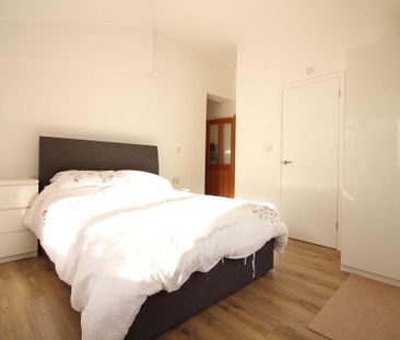 Riverview Gardens, Twickenham - Photo 3
