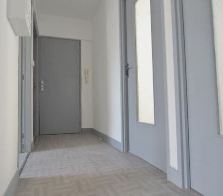 Appartement 3 pièces 50m2 MARSEILLE 1ER 665 euros - Photo 4