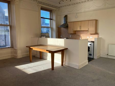 Flat to rent on - Photo 2