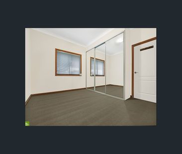 Beautifully Spacious Family Home - Lawn Maintenance Included For Yo... - Photo 2