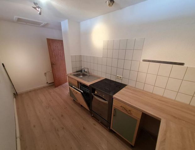 großzügige DG-Wohnung mit Stellplatz oder Garage - Photo 1