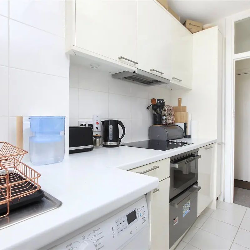 1 bedroom flat in Balham High Road - Photo 1