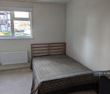 3 bedroom flat to rent - Photo 2