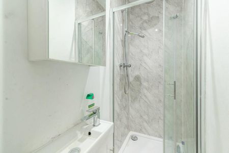 4 bedroom semi-detached house to rent - Photo 3