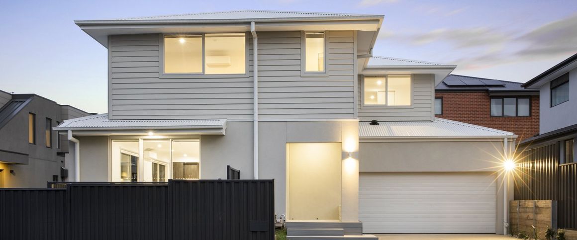 Brand-New Freestanding Luxury: 4-Bed Residence with Private Driveway - Photo 1