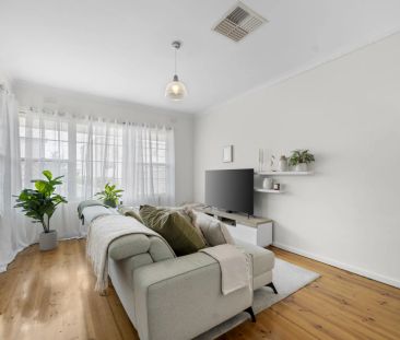 Fully Renovated Two Bedroom Unit - Walking Distance to Jetty Road - Photo 1