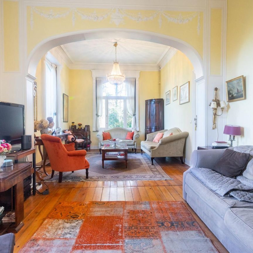 Buitengewoon huis met zeven slaapkamers in Overijse - Photo 1