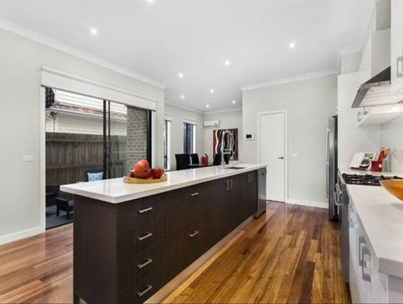 4 Bedrooms, 3 Bathrooms, 2 Living Areas & Plenty of Space! - Photo 3