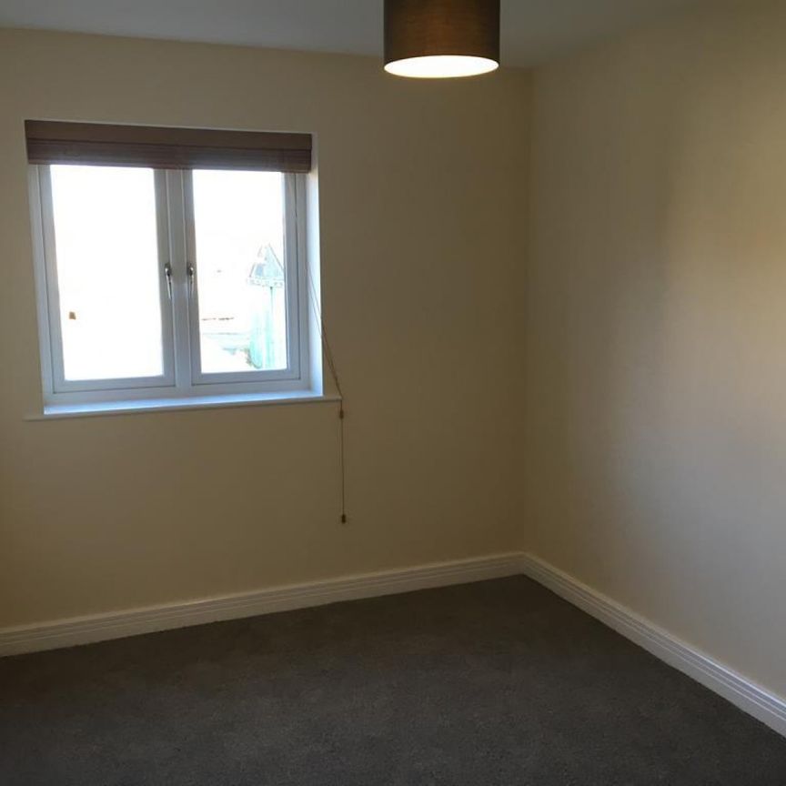 2 bedroom Flat To Let - Photo 1