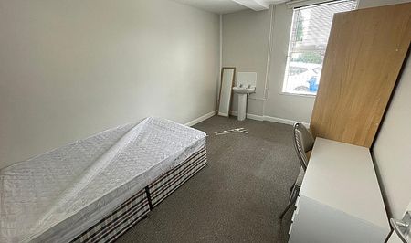 Fantastic Double Bedroom in Shared En-Suite Student Property, Close To City Campus - Photo 3