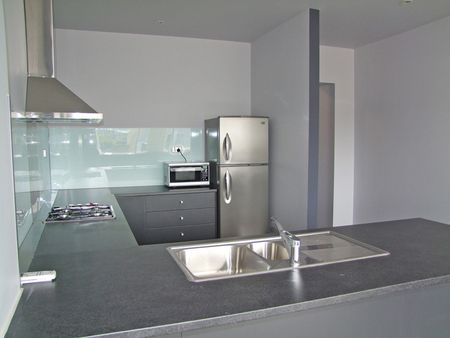 Stylish two-bedroom apartment - Some utilities & white goods included - Photo 2