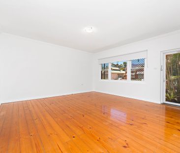 Spacious Ground-floor Apartment Just Moments From North Beach - Photo 4