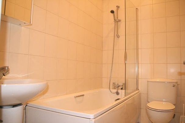 1 Bed Flat, Barons Court Road, W14 - Photo 1