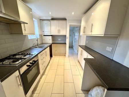 4 bedroom terraced house to rent - Photo 5