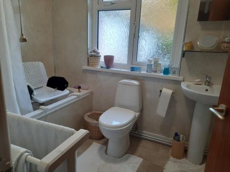 3 bedroom detached bungalow to rent - Photo 3