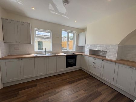 2 bedroom semi-detached house to rent - Photo 5