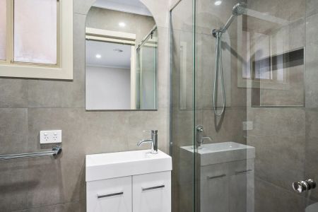 Exquisite Two-Storey Townhouse - Photo 2