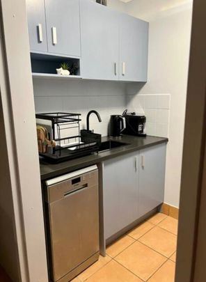 Beachside Living – Furnished Studio Apartment in Surfers! - Photo 1