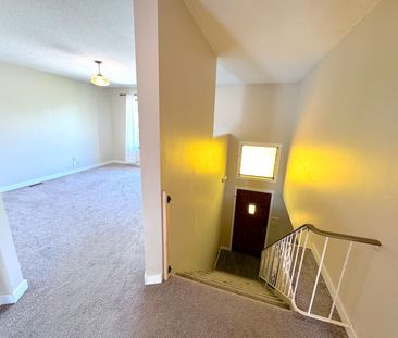 Dec.1st: Central – 3 bed, 2 bath main top floor suite - Photo 1