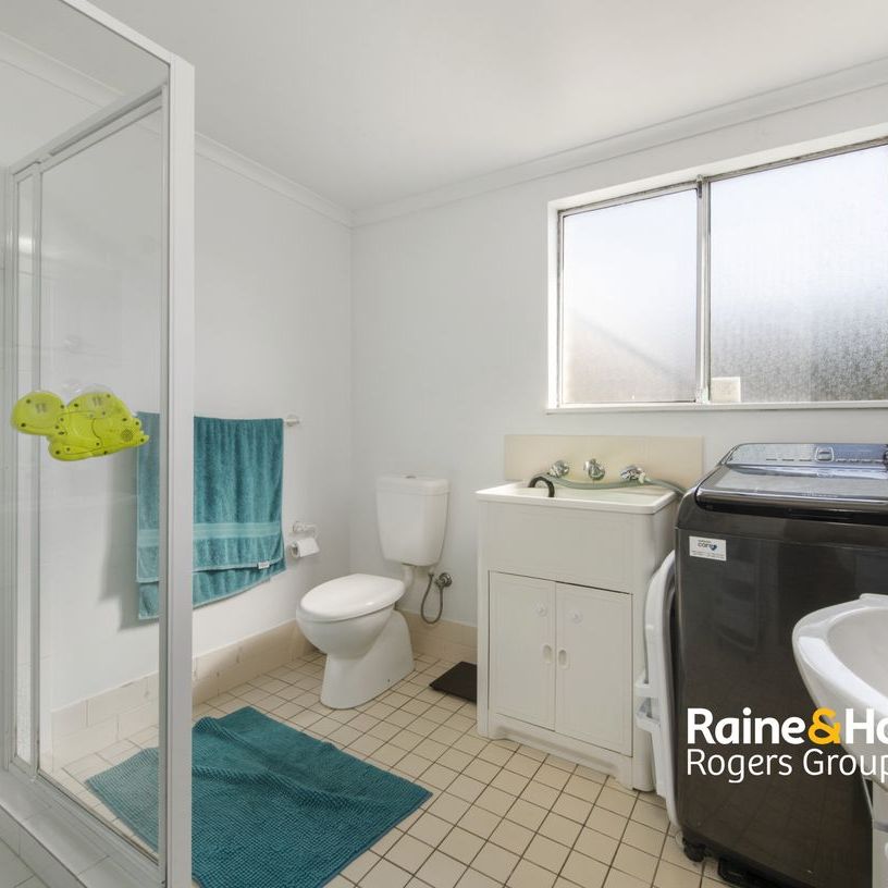 Spacious 3-Bedroom Downstairs Unit - Water Included - Photo 1