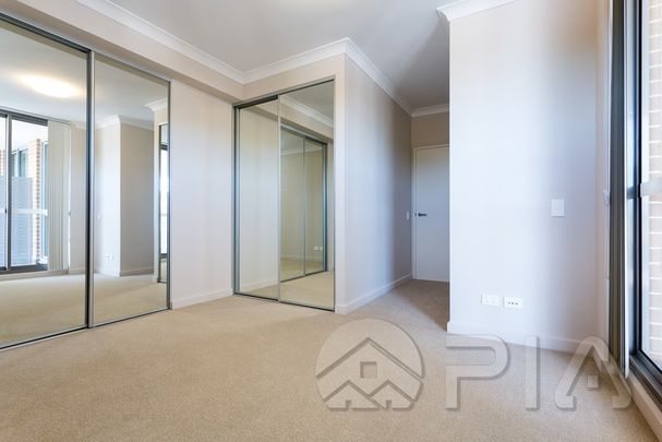 Spacious 2 Bedrooms Apartment In Prime Location For Lease!! - Photo 1