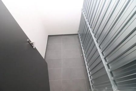 Nabízíme pronájem zánovního zděného bytu 2+kk s balkónem a parkovacím stáním u centra Jihlavy - Photo 2