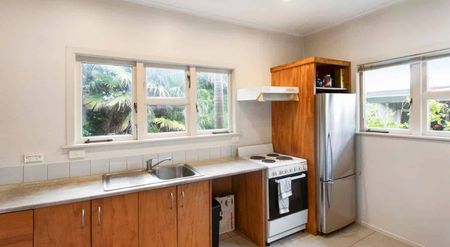 Charming 3-Bedroom Home with Large Backyard & Standalone Garage - Pet-Friendly! - Photo 4