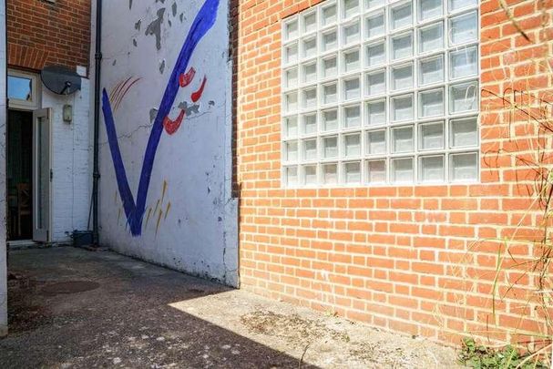 Wincheap, Canterbury, CT1 - Photo 1