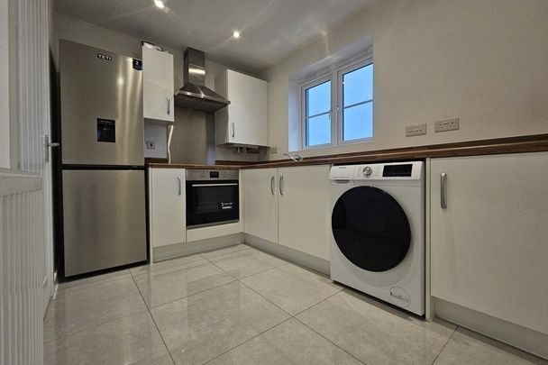 Tame Close - Photo 1