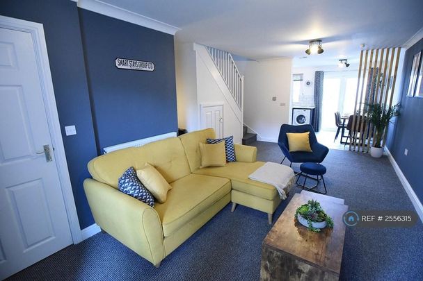 3 bedroom semi-detached house to rent - Photo 1