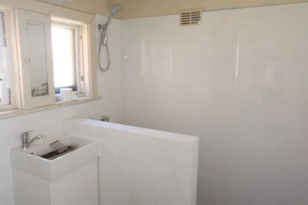 SPACIOUS UNFURNISHED ONE BEDROOM UNIT! - Photo 3