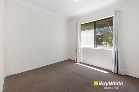 Spacious Two-Bedroom Apartment with Garage in Prime Ashfield Location - Photo 3