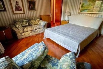 Monteverde Vecchio-Terrace: Furnished 2 Bedroom, 2 Bath, spacious kitchen, living, large private terrace and garden. Bright, silent, near shops, services and transport, located on a quite street in a well kept building. Possible parking. Ref 2375