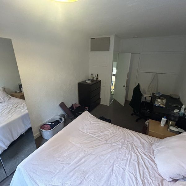 Large Room In Modern Clean Houseshare – All Bills - Photo 1