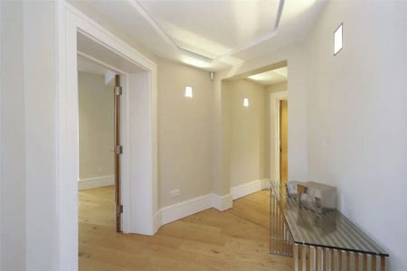 2 bedroom flat in London - Photo 5