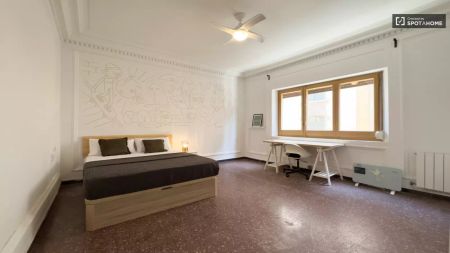 Double bed in Rooms for rent in 7-bedroom apartment in Barcelona - Photo 2