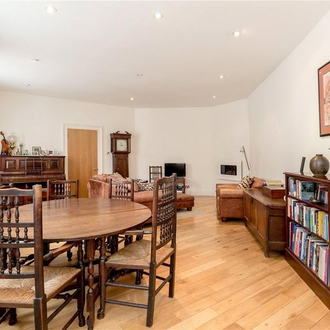 4 bedroom mews to rent - Photo 1
