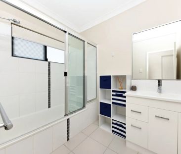 BEAUTY IN BURDELL - Photo 4