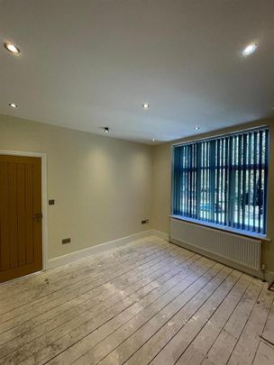 4 bedroom end of terrace house to rent - Photo 1