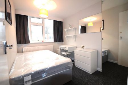 1 bedroom in a house share to rent - Photo 3