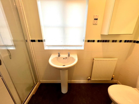 3 bedroom semi-detached house to rent - Photo 5