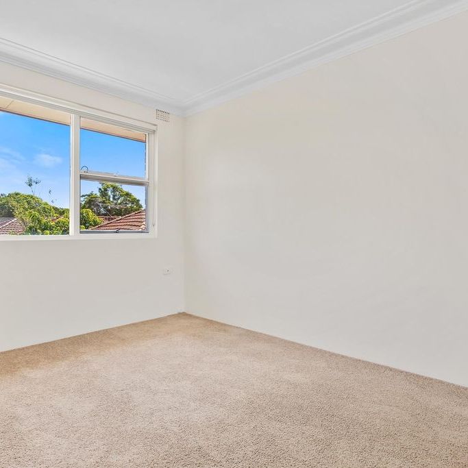 Recently Refreshed, Sun-Filled And Modern, Spacious And Quiet Two Bedroom Apartment Close To All Amenities - Photo 1