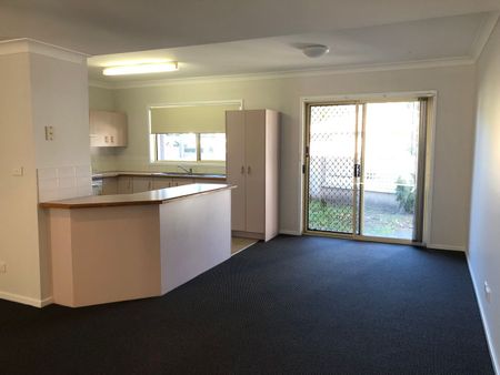 Spacious townhouse within 200m to waterfront and local shops! - Photo 2