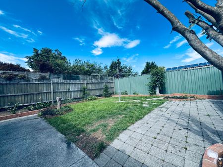 Spacious 4-Bedroom Family Home in a Quiet Court Location - Photo 4